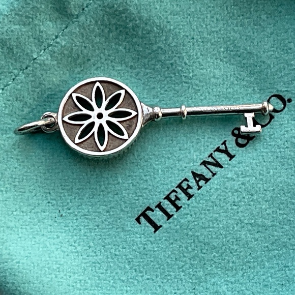Tiffany & Co. Silver Key Necklace with real diamond - Picture 3 of 6